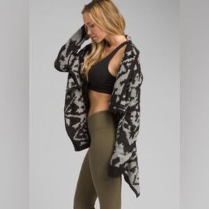 Prana Alberta Relaxed Fit Reversible Sweater in Black Gray Small